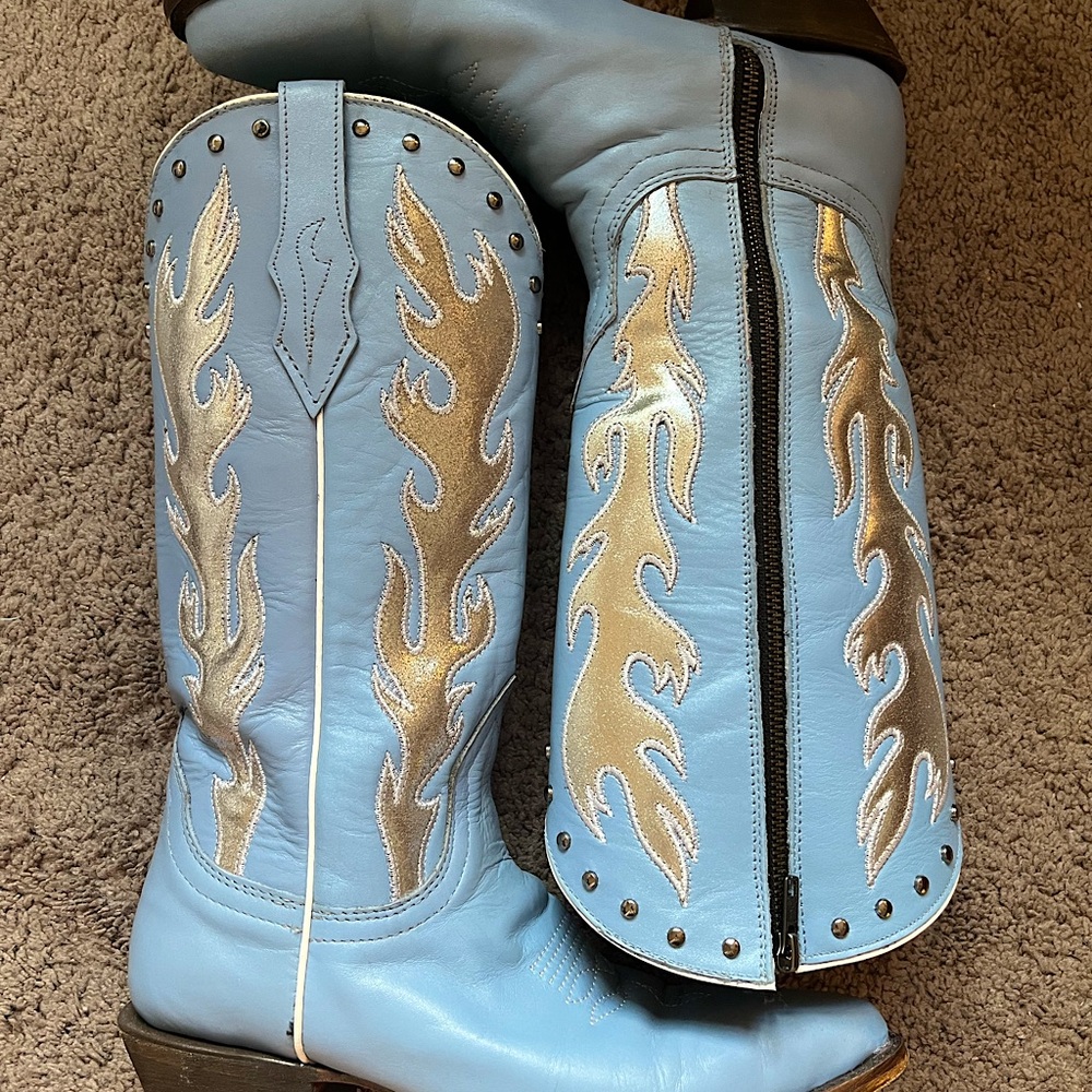 Corral women’s tall embroidered boot, blue with silver details, size 8.5
